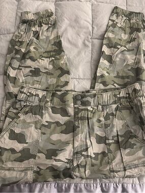 Juniors' SO Utility Jogger Camo Cargo Pants in Olive Green